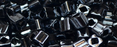 TOHO 2 mm Cube-Hematite Metallic
